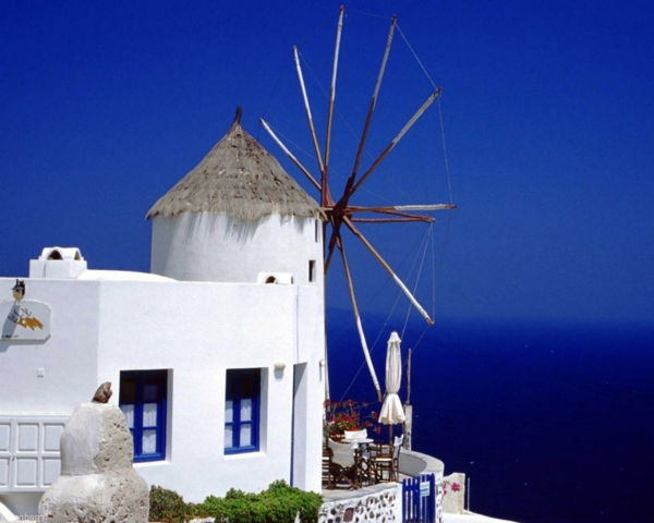 blå-vit-är-symbol-for-Santorini-Grekland