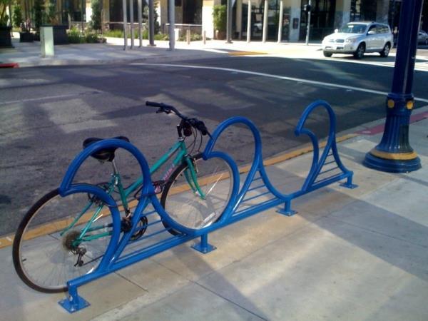 niebieski rowerów odstający metalu