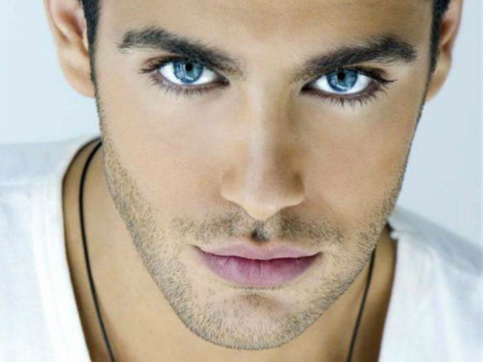 modre oči, ki pomenijo model, človek čudovit človek nosi verige nakit za moške