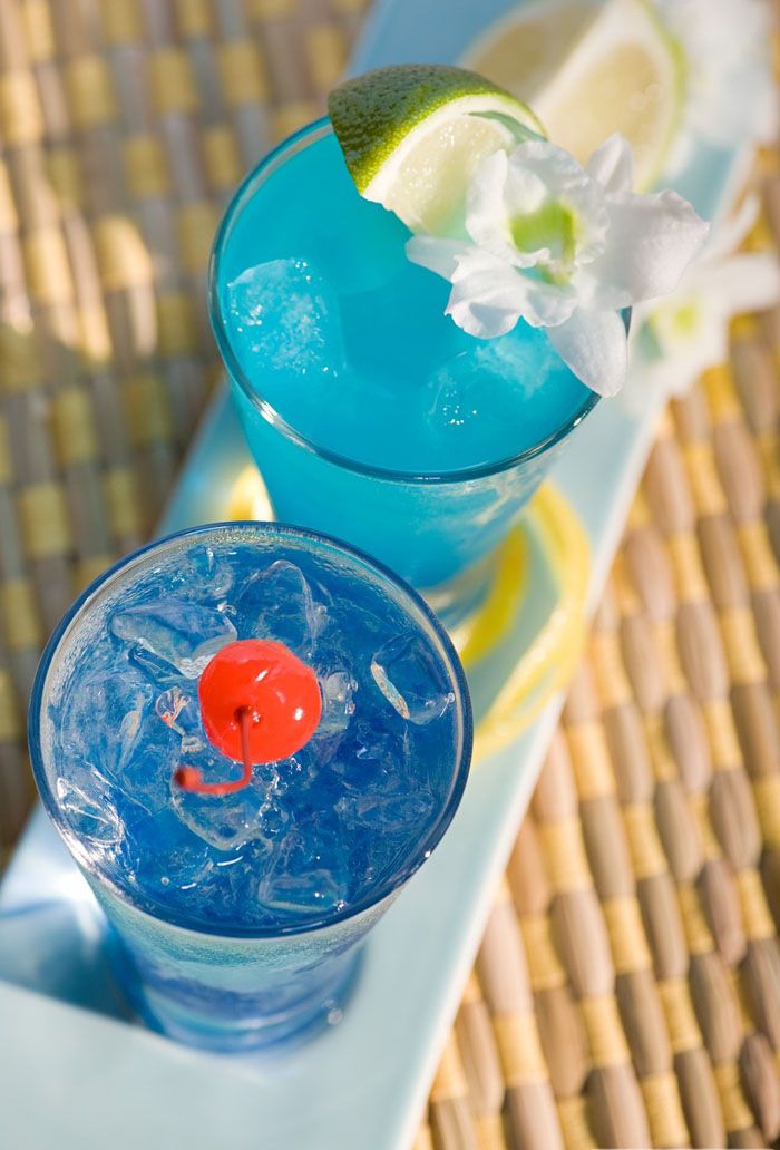 forfriskende sommerdrikker med is og lime kiler, blå cocktailer