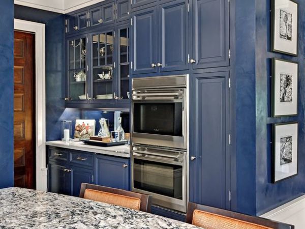 Dizajn kuhinje v temno modri barvi