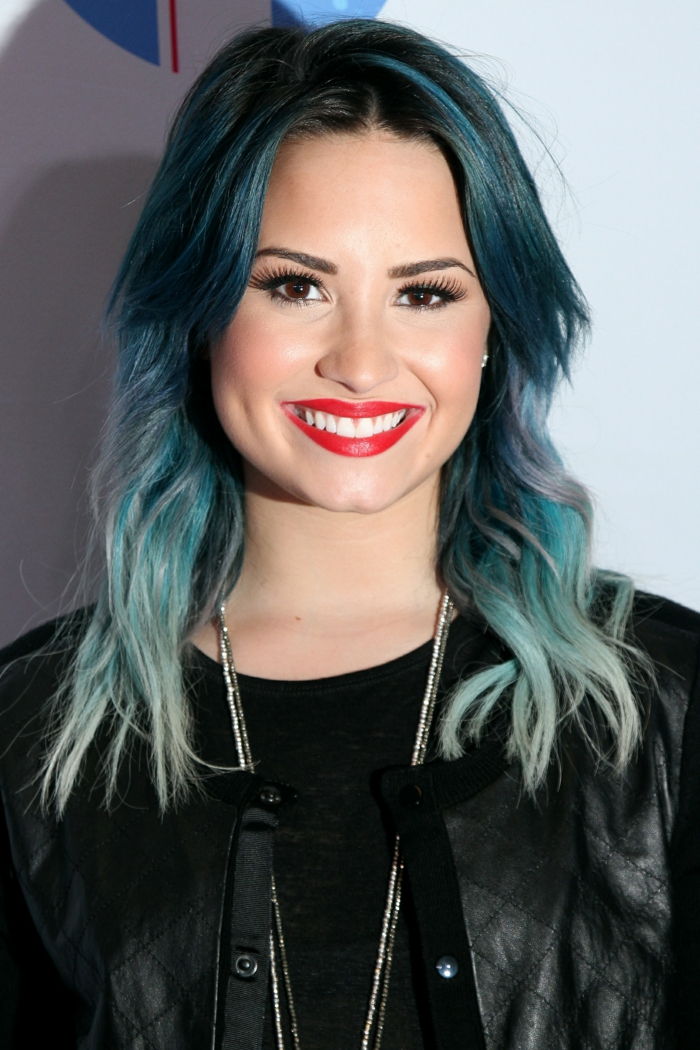 Cabelo azul, Demi Lovato, lábios vermelhos brilhantes, delineador preto e rímel, jaqueta de couro preta