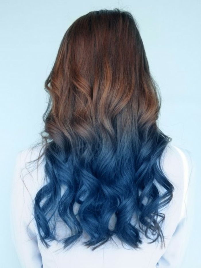 Ombre marrom azul, cabelos longos, com cachos, idéias para penteados atraentes, camisa branca