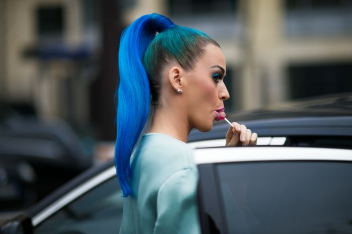 Katy Perry com rabo de cavalo azul, pêssego vermelho, sombra azul, foto de paparazzi, pirulito