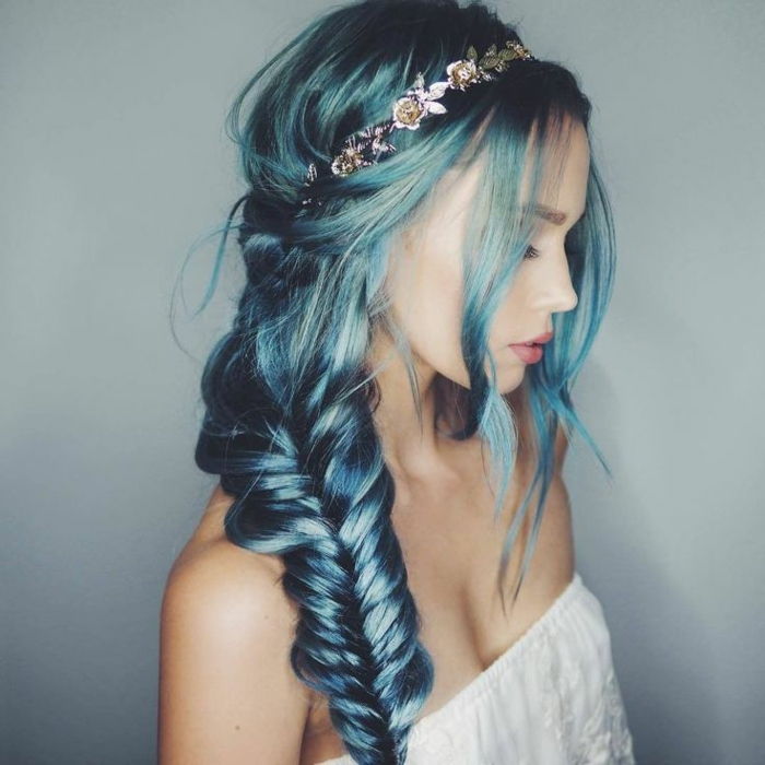 Cor de cabelo azul, grande trança de penteado, jóias de cabelo de prata, toque de porcelana, lábios sem brilho, top branco