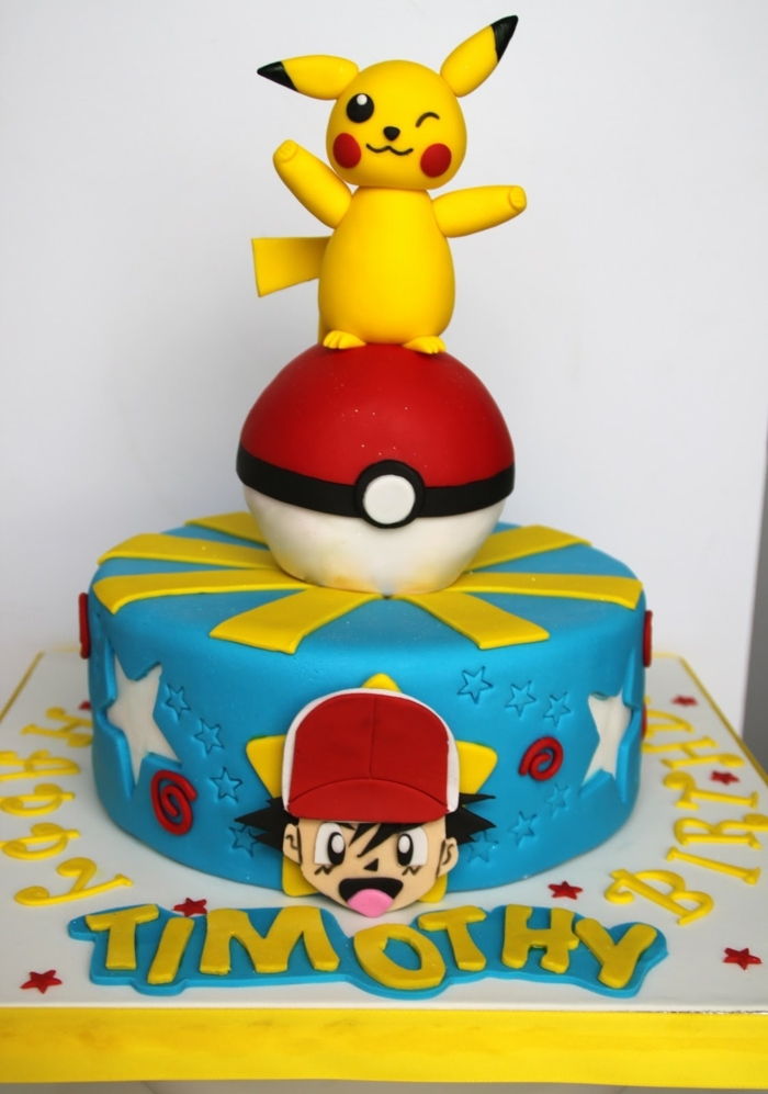 idéia para uma torta de pokemon azul - um pequeno pokemon sendo pikachu com olhos negros e bochechas vermelhas e uma pokeball vermelha e um menino com um boné