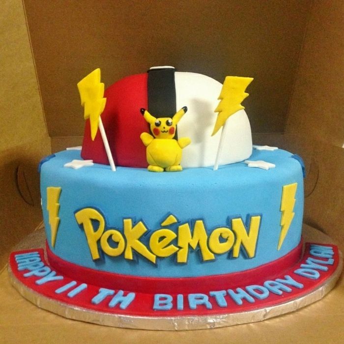 torta di compleanno pokemon - ecco un'idea per una torta pokemon blu con lampi gialli e una creatura pokemon gialla e una grande pokeball rossa