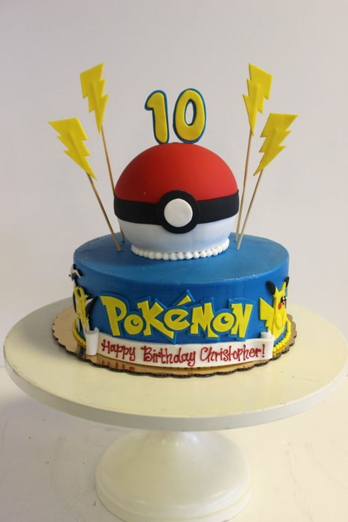 Outra ótima idéia para uma grande torta de pokemon azul com uma pokebola vermelha, manchetes amarelas, flashes amarelos