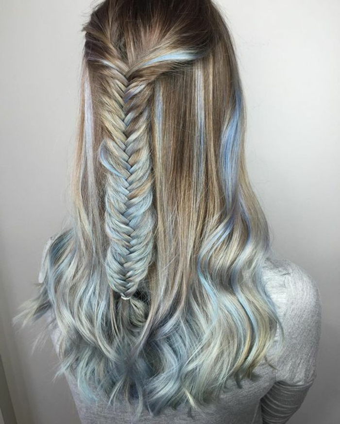 cabelo loiro escuro com fios azuis claros, pequenas tranças, ideias para penteados atraentes