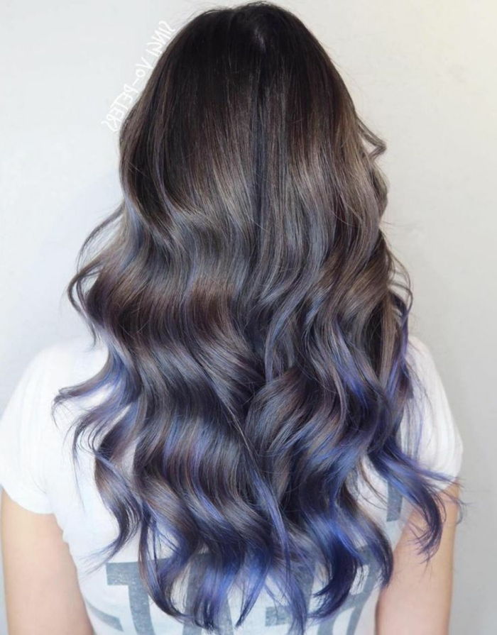 cabelo escuro, fios azuis, cabelos longos, cachos bonitos, penteados atraentes para as mulheres