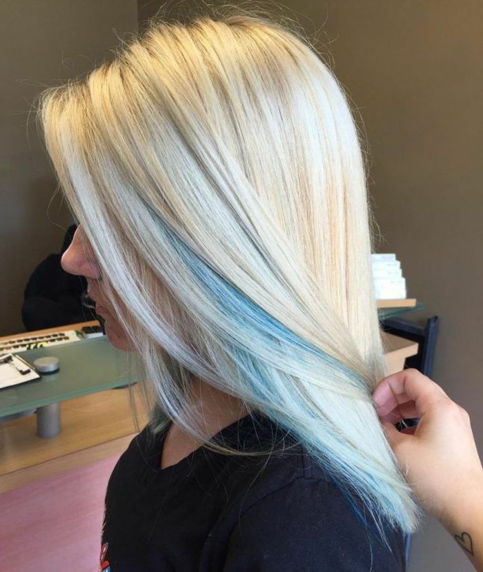 cabelo loiro com fios azuis, cabelos longos e lisos, idéias legais para penteados