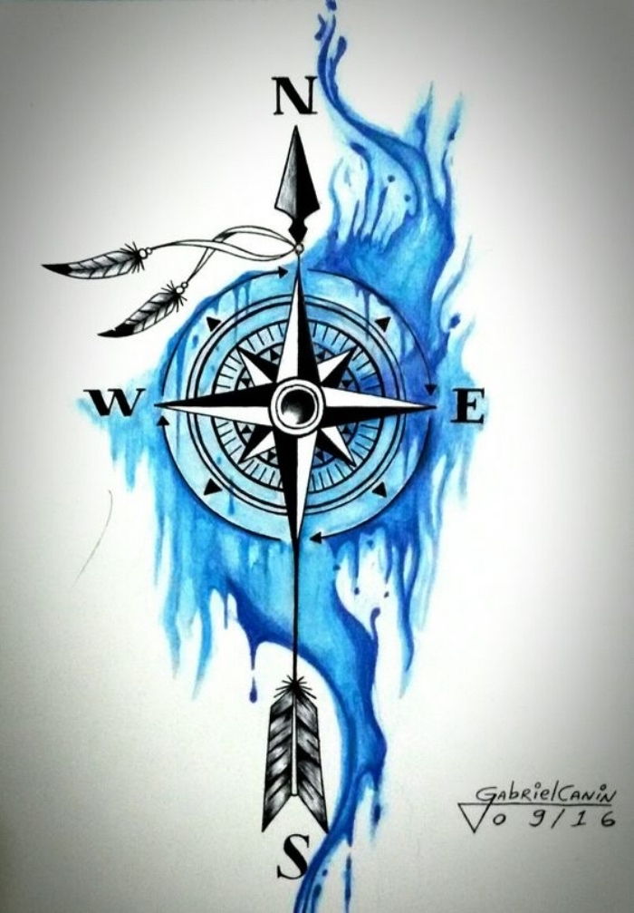 Ideja za lepo modro tatoo z velikim črnim kompasom z dvema ptičjim perjem