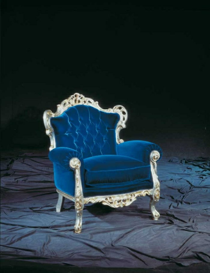 modrý zamat kreslo barokovom štýle jemný dizajn kovový rám