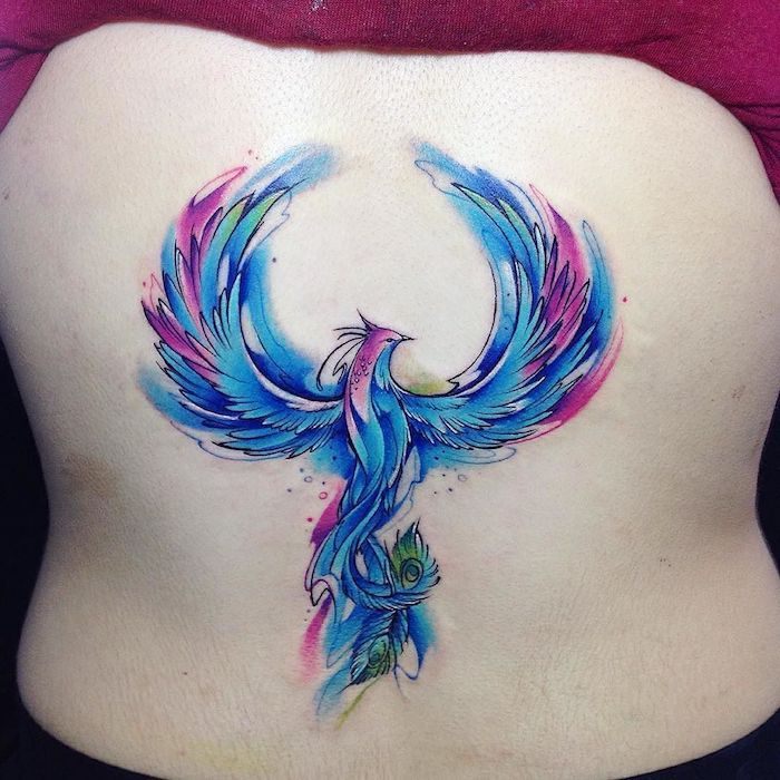 Tatuaż feniks z powrotem - niebieski latający feniks z dwoma dużymi skrzydłami z długimi niebieskimi i fioletowymi piórami