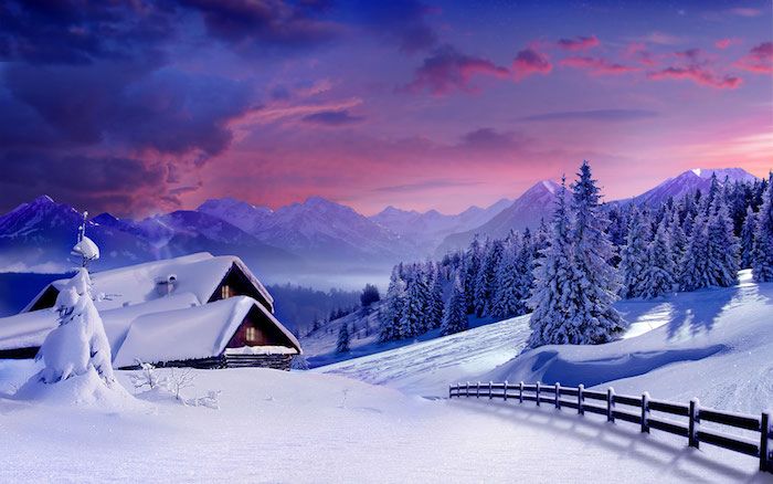 en romantisk vinterscene med en himmel med rosa og blå skyer - hvite fjell med snø - en skog med trær