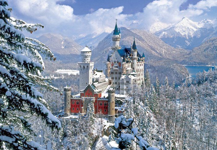 biely hrad s vežami - krásne zimné fotografie - modrá obloha s bielymi mrakmi - les so stromami a snehom a jazerom