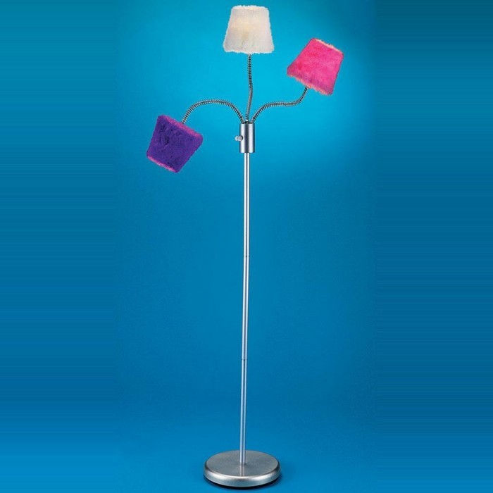 blått-bakgrund-vackra-stående lampa