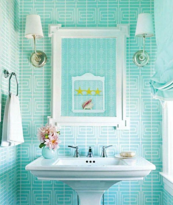Blått bad - turkis tint speil på veggen