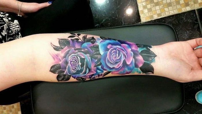 mooie tatoeages, galaxy rozen tatoeage op onderarm, tatoeage met bloemen