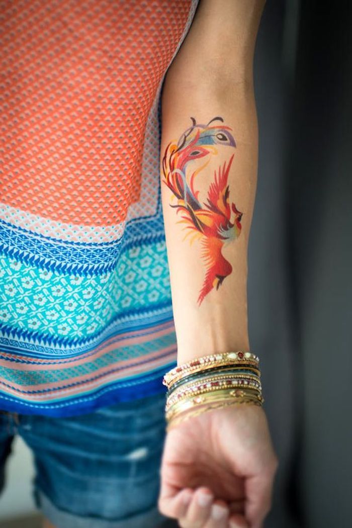 mooie tatoeages, kleurrijke blouse, aquarel tatoeage op de onderarm