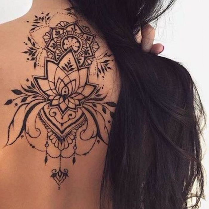mooie tatoeages op de rug, lang zwart steil haar