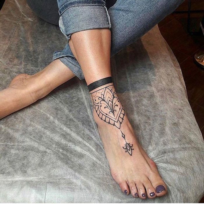 piękne tatuaże, tatuaż mandali na stopie, tatuaż w kolorze czarnym i szarym