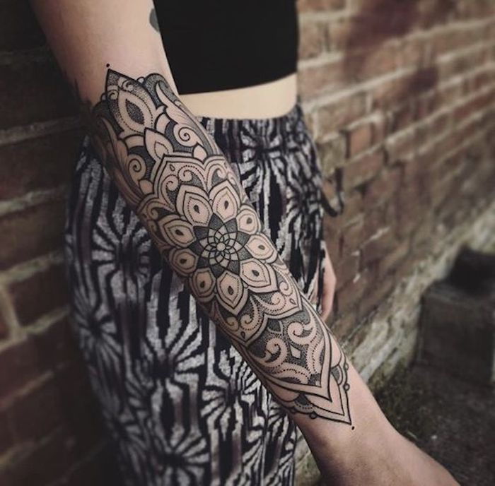 de mest älskade tatueringar för kvinnor, mandala tatuering på underarmen
