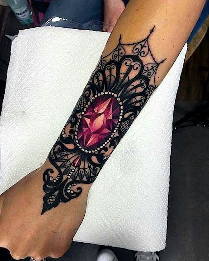 vackra tatueringar fpr kvinnor, stor tatuering på armen, rosa diamant