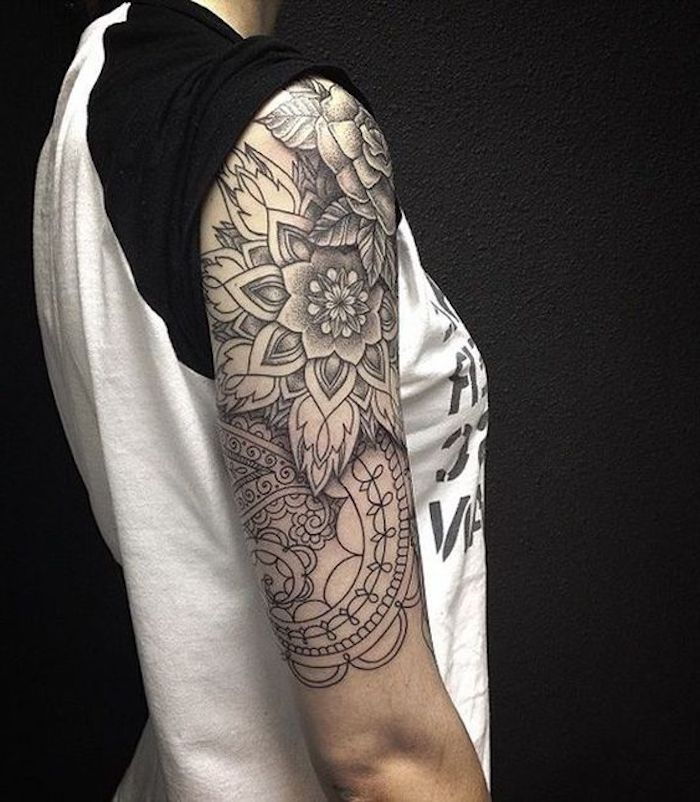 vackra tatueringar, fraus med vit t-shirt och mandala tatuering på överarmen