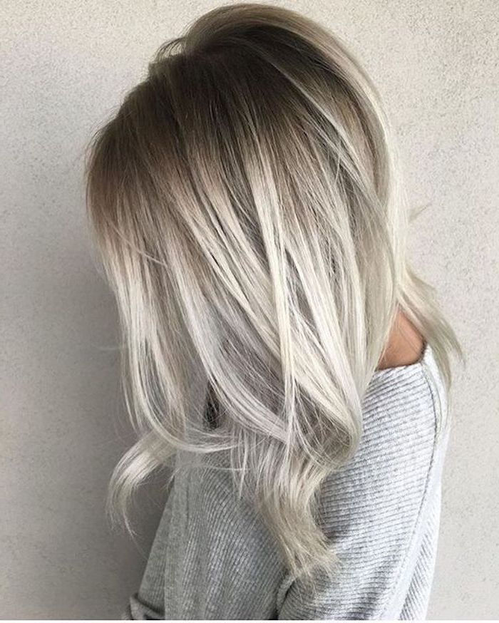 Hårgråtoner - en gråblus och vackert ombrekt hår med grått och blont