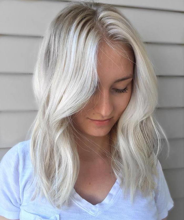 Barva las srebro blond - svetlo senco mlade deklice z belo bluzo