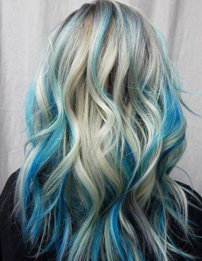 cabelo loiro com fios azuis, cabelos longos, cachos bonitos, idéias para penteados atraentes