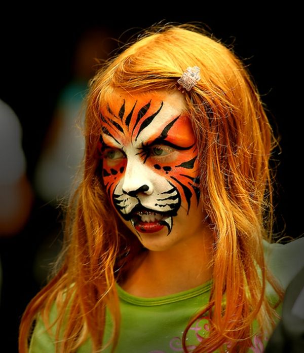 blond-girl-with-a-ano-original-tigre-make-up