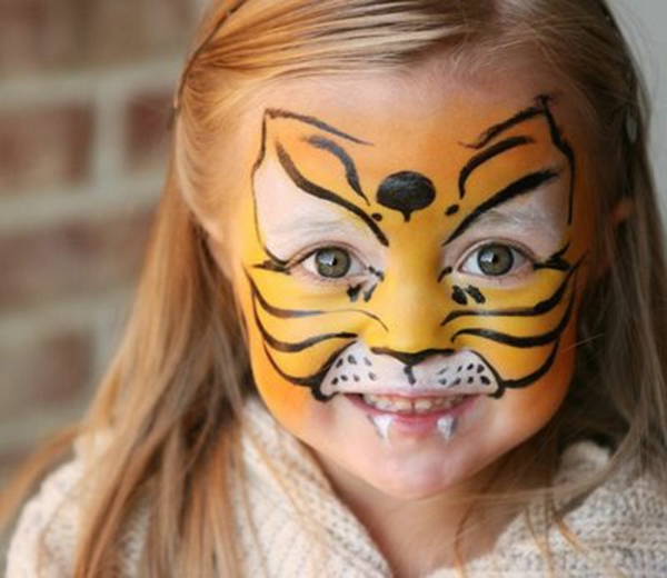 blond-girl-with-a-doce-tiger-make-up