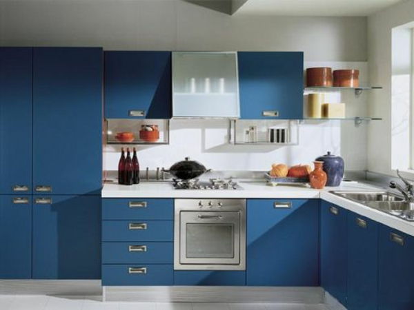 blauwe kasten in een kleine keuken