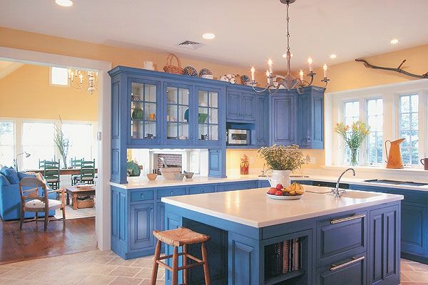 Blauwe keuken met een prachtig kcohinsel
