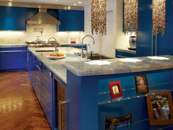 bucătărie modernă albastră cu lămpi suspendate