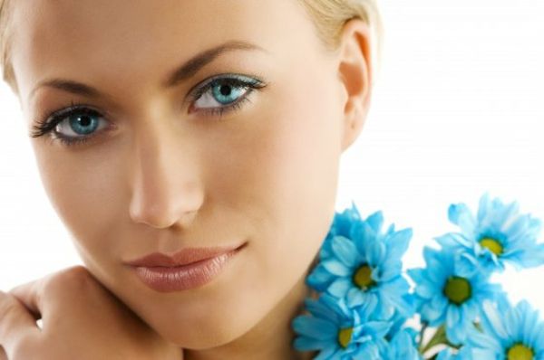 Ingrijirea ochilor - fundal alb si flori albastre