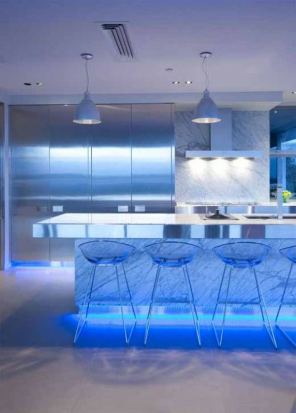 ultramoderne keuken met blauwe ledverlichting