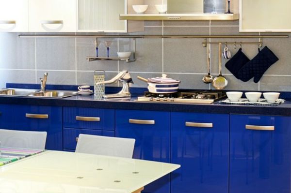 bucătărie frumoasă albastră, cu o masă