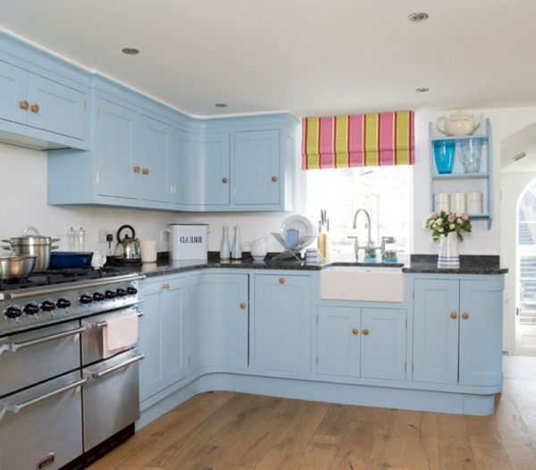 graži virtuvė ryškiai mėlyna