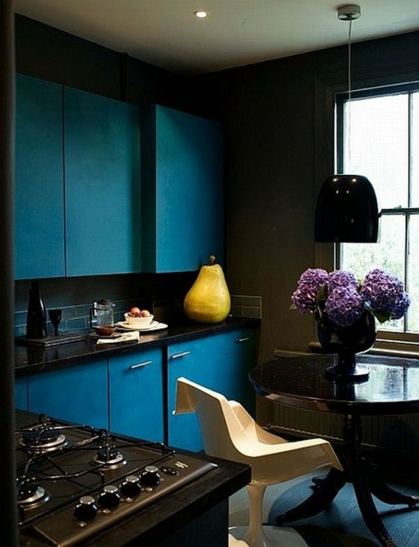 maža graži virtuvė su mėlynomis spintelėmis