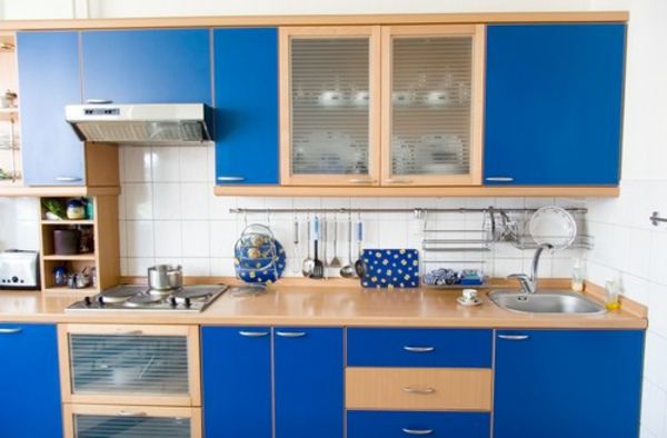 mėlynos spintelės labai mažoje virtuvėje