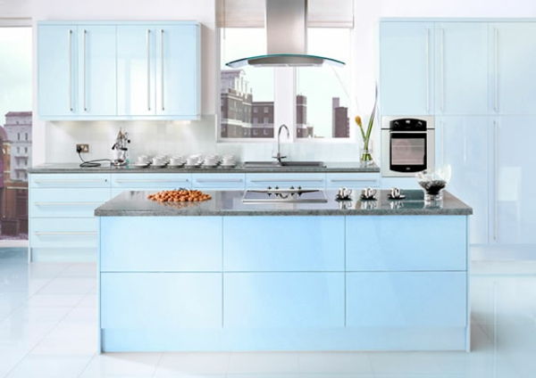 įdomi mėlyna virtuvė su virimo sala