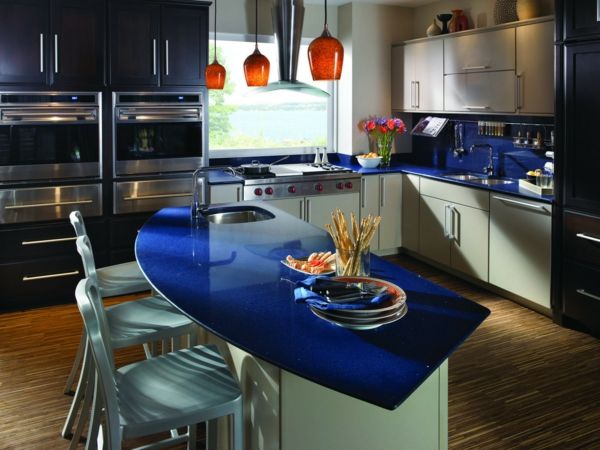 bucătărie modernă, cu o insulă de gătit albastră