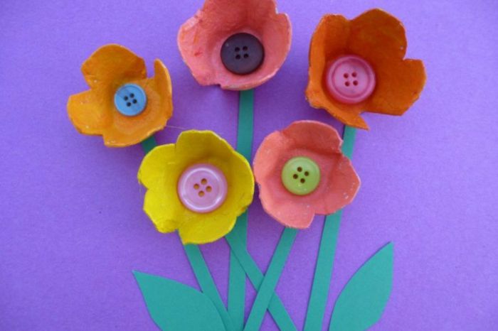 Karton z jajek z guzikami i zielonym papierem - kolorowy kwiat