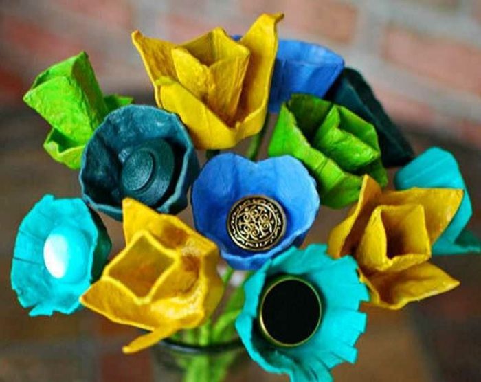 In een vaas maak prachtige bloemen uit eierdoos - kleurrijke kleuren