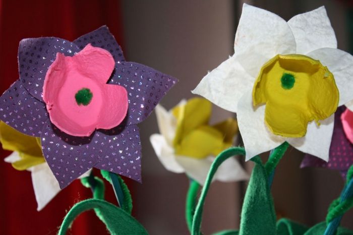 Kwiaty jajeczne z arkuszami papieru i pręcikami z jajek