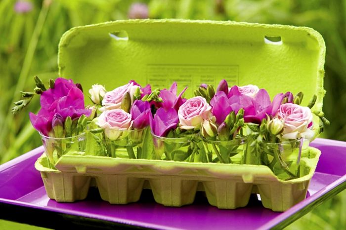 Cvetje jajčne škatle, lepa darilna ideja, majhne vijolične in rožnate vrtnice