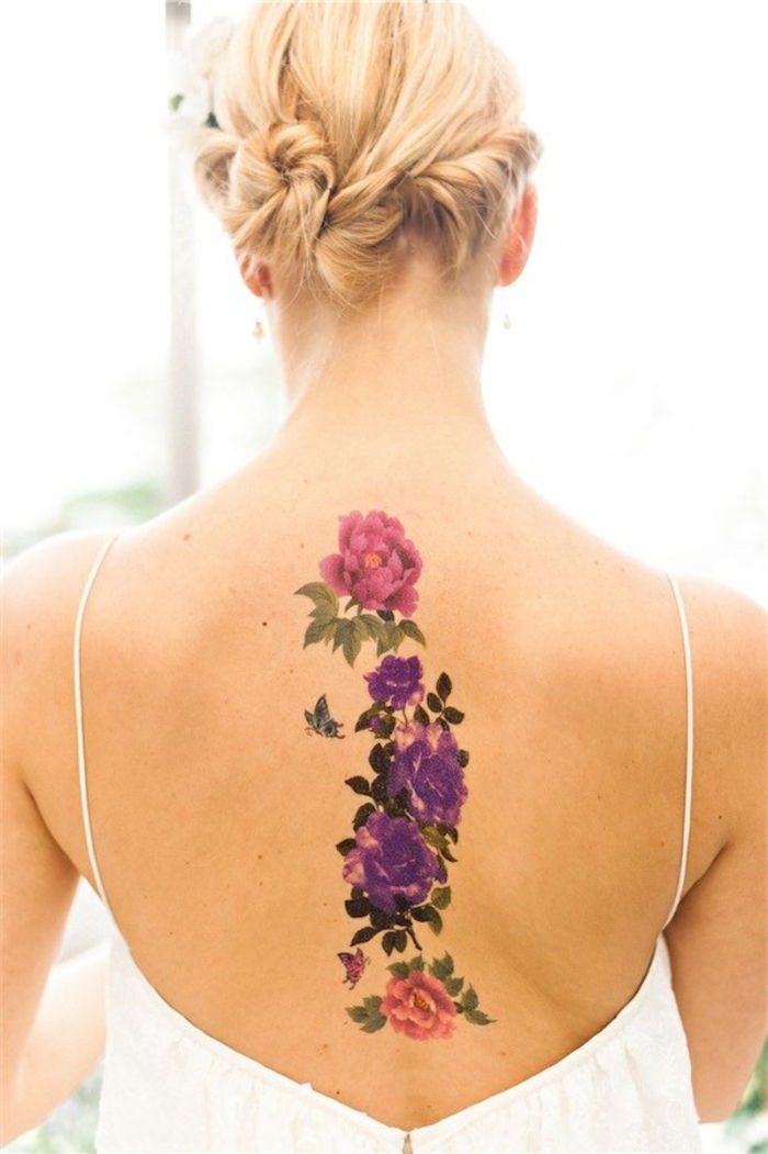 Atgal tatuiruotė moterims, gėlių motyvai rožinės ir violetinės, mažos drugelio